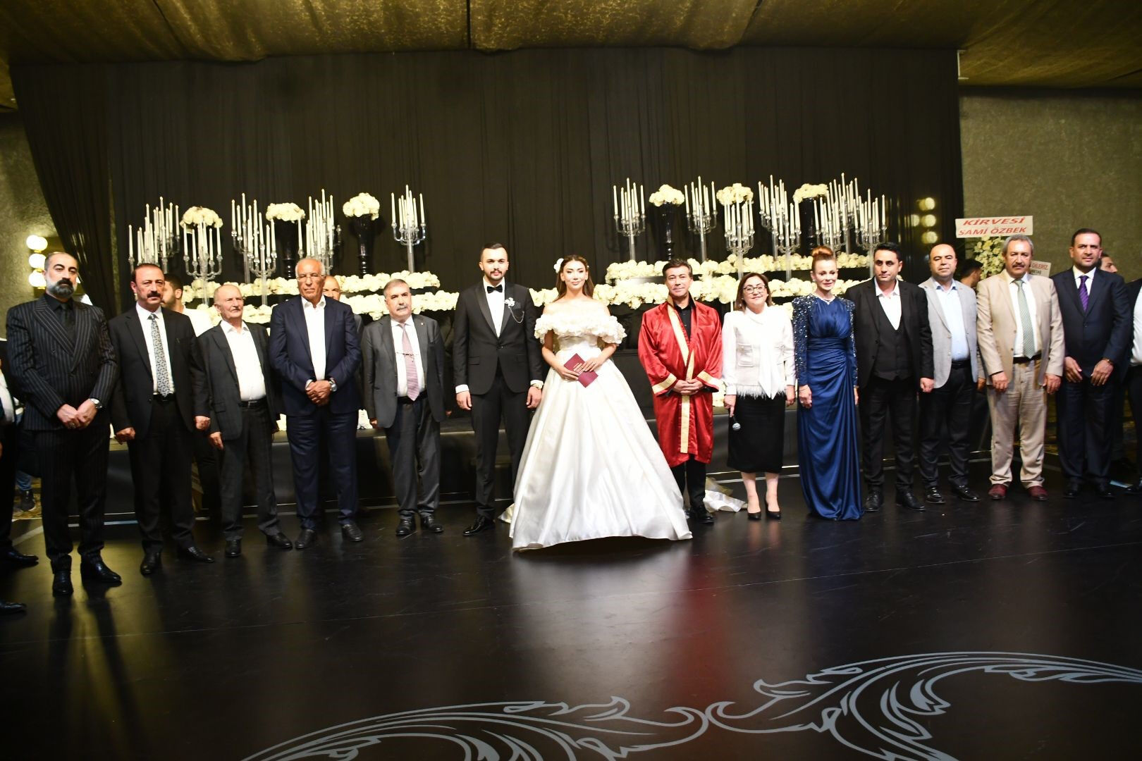 Aşiret düğününde paralar havada uçuştu! Çiftin nikah şahidi Fatma Şahin oldu Aşiret düğününde paralar havada uçuştu! Çiftin nikah şahidi Fatma Şahin oldu - 2. Resim