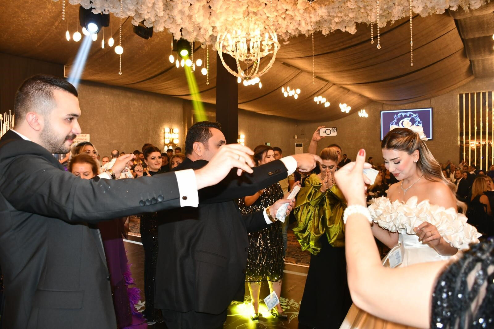 Aşiret düğününde paralar havada uçuştu! Çiftin nikah şahidi Fatma Şahin oldu Aşiret düğününde paralar havada uçuştu! Çiftin nikah şahidi Fatma Şahin oldu - 4. Resim