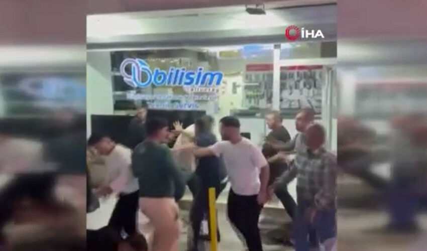 Esenyurt’ta kavga! Birbirlerine televizyon fırlattılar, vatandaş zor ayırdı Esenyurt’ta kavga! Birbirlerine televizyon fırlattılar, vatandaş zor ayırdı - 1. Resim