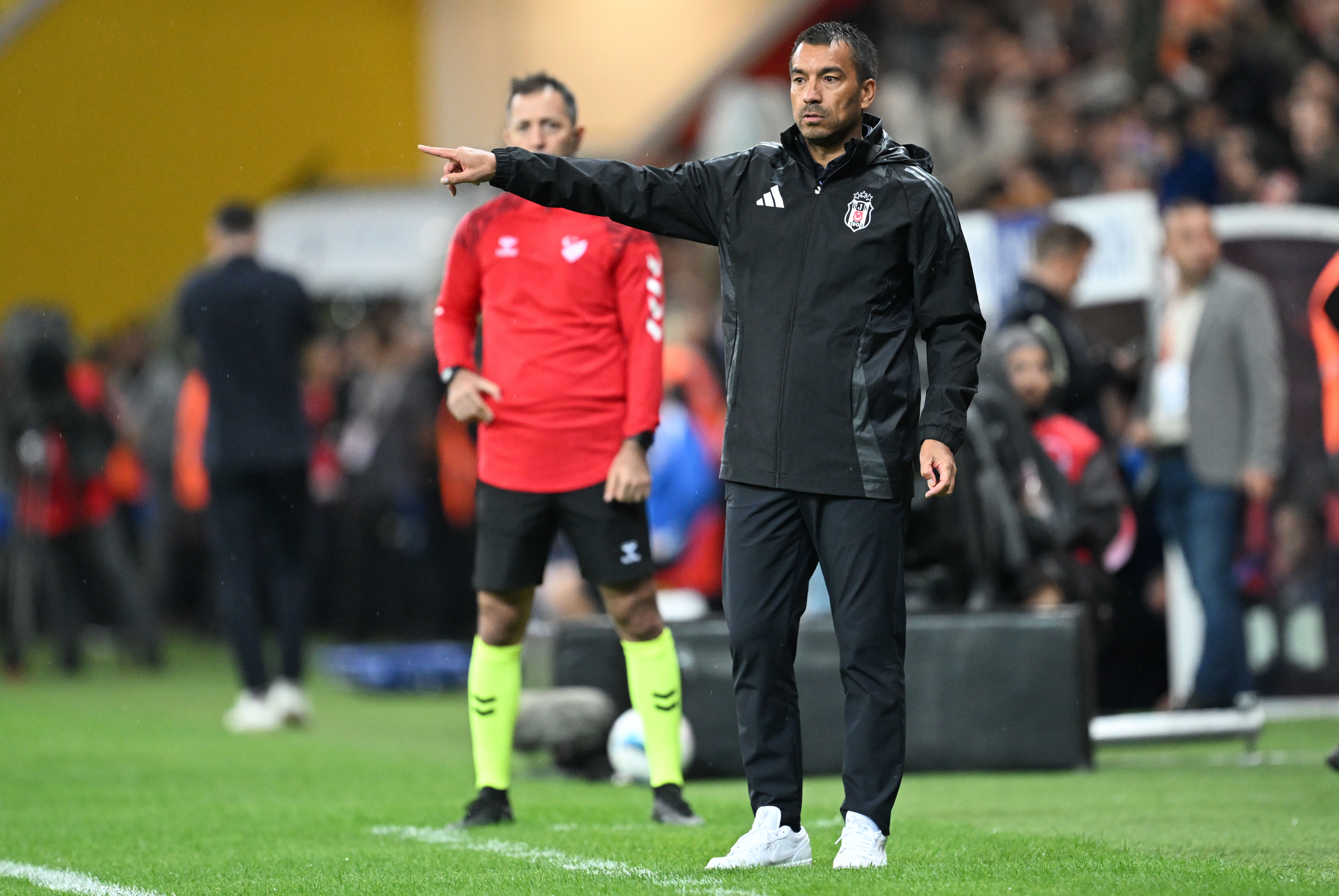 Giovanni van Bronckhorst, Frankfurt'tan 3 yiyen kadroyu değişiyor! Beşiktaş'ta 3 futbolcuya kesik... - 3. Resim