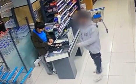 Kasiyer kıza bıçaklı saldırı! Bolu'daki gasp kamerada - 1. Resim