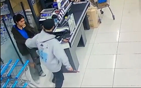 Kasiyer kıza bıçaklı saldırı! Bolu'daki gasp kamerada - 2. Resim