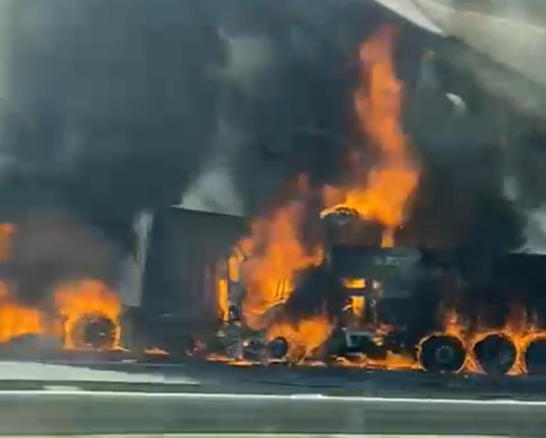 Otoyolda feci kaza: Tırlar alev topuna döndü, sürücüleri ağır yaralandı - 1. Resim