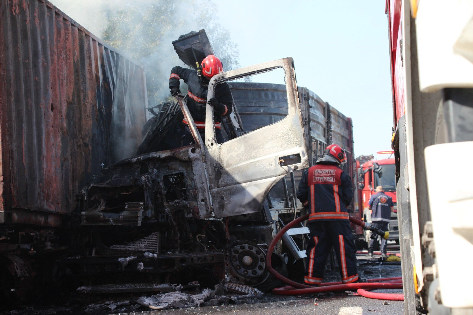 Otoyolda feci kaza: Tırlar alev topuna döndü, sürücüleri ağır yaralandı - 2. Resim