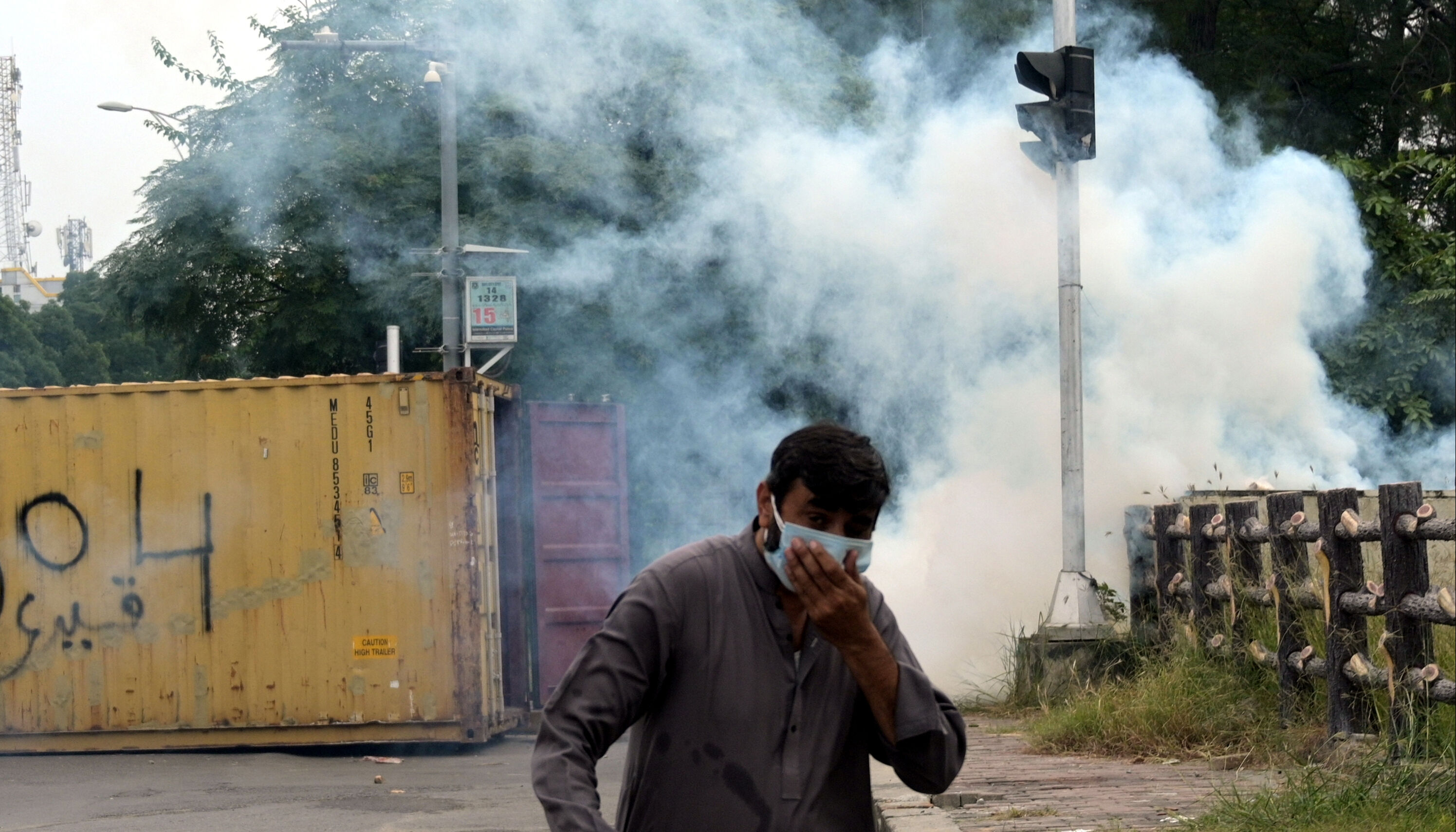 Pakistan'da ordu sokağa indi! Göstericiler ve asker karşı karşıya - 2. Resim