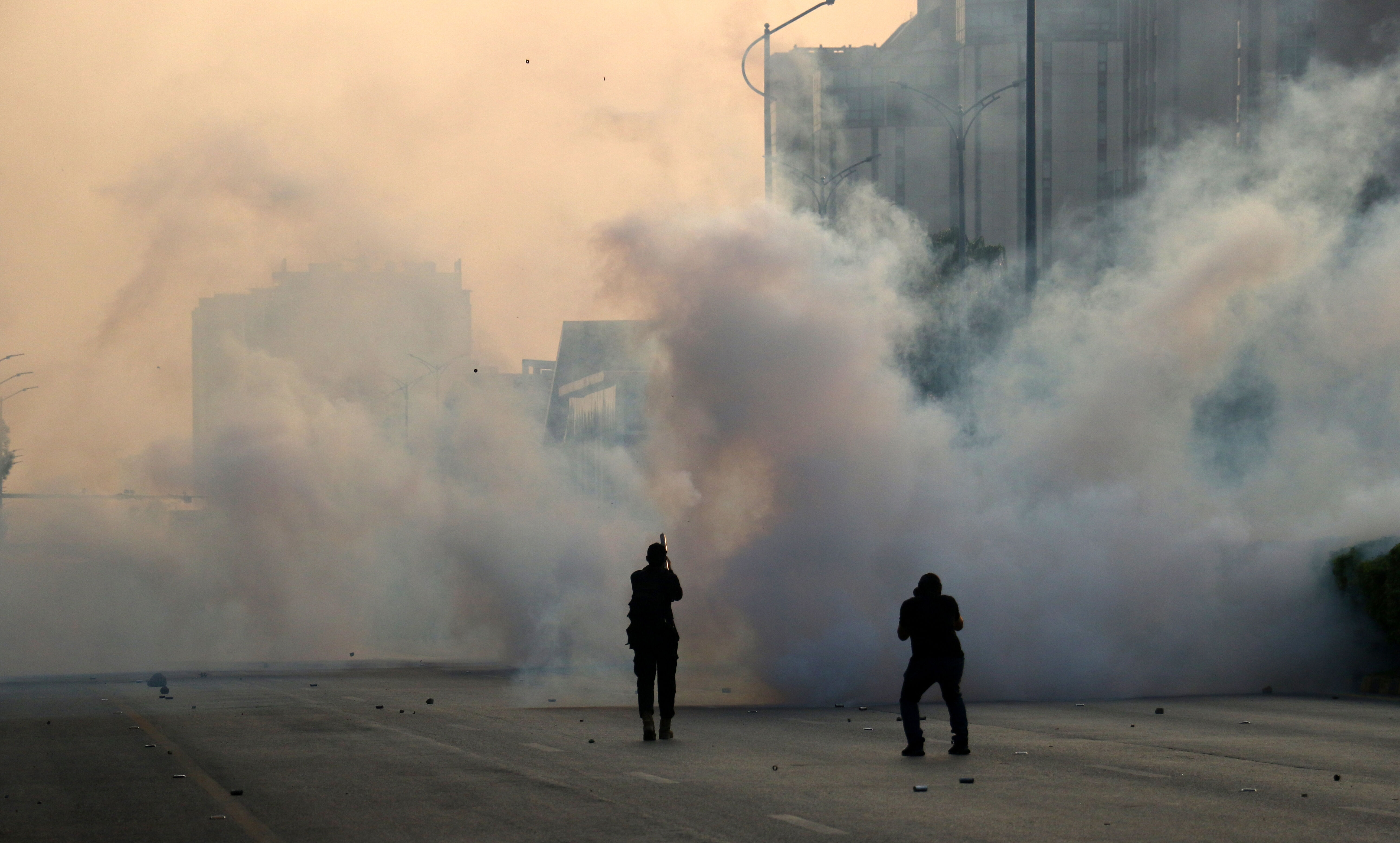 Pakistan'da ordu sokağa indi! Göstericiler ve asker karşı karşıya - 1. Resim