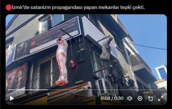 Türkiye İstanbul'daki vahşeti konuşurken... İzmir'de sokak ortasında skandal görüntülerin ardından valilik harekete geçti Balkondan parçalanmış vücut sarkıttılar! İzmir'de satanizm reklamı yapan korku evi tepki çekti - 1. Resim