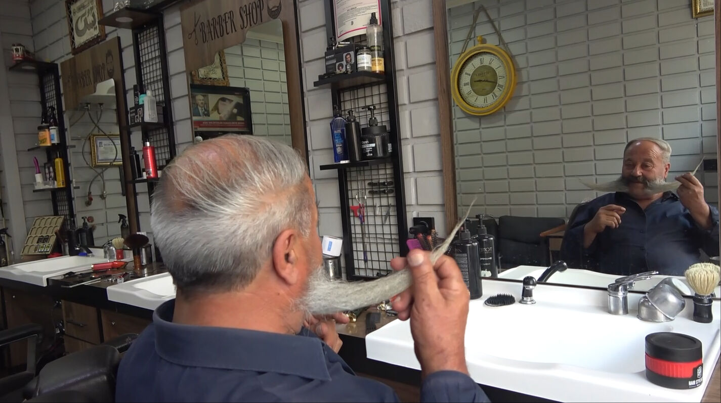 Bıyıklarının peşine düştüler! 'Pala Dayı' kesmesi için teklif edilen binlerce lirayı gözü kapalı geri çevirdi - 2. Resim