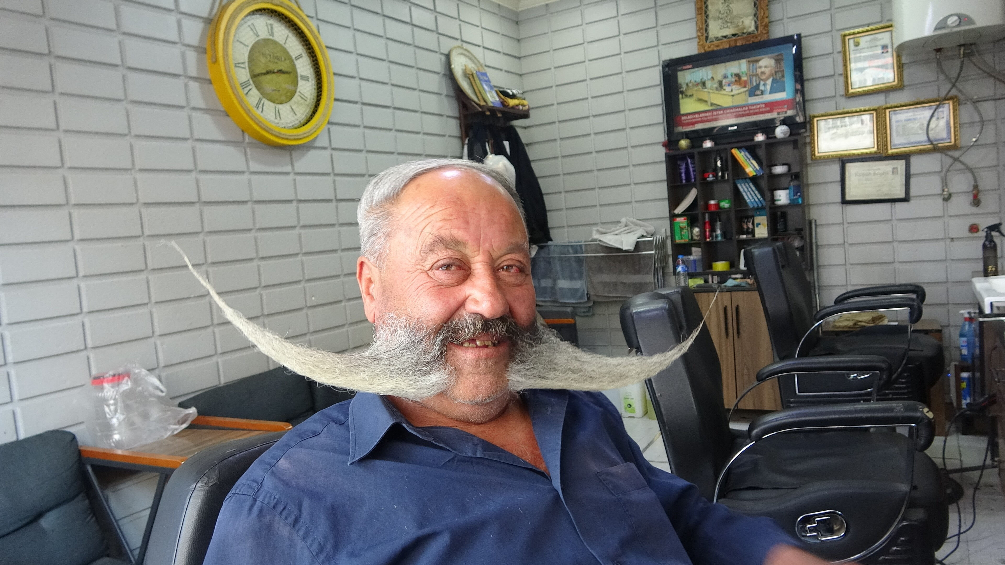 Bıyıklarının peşine düştüler! 'Pala Dayı' kesmesi için teklif edilen binlerce lirayı gözü kapalı geri çevirdi - 1. Resim