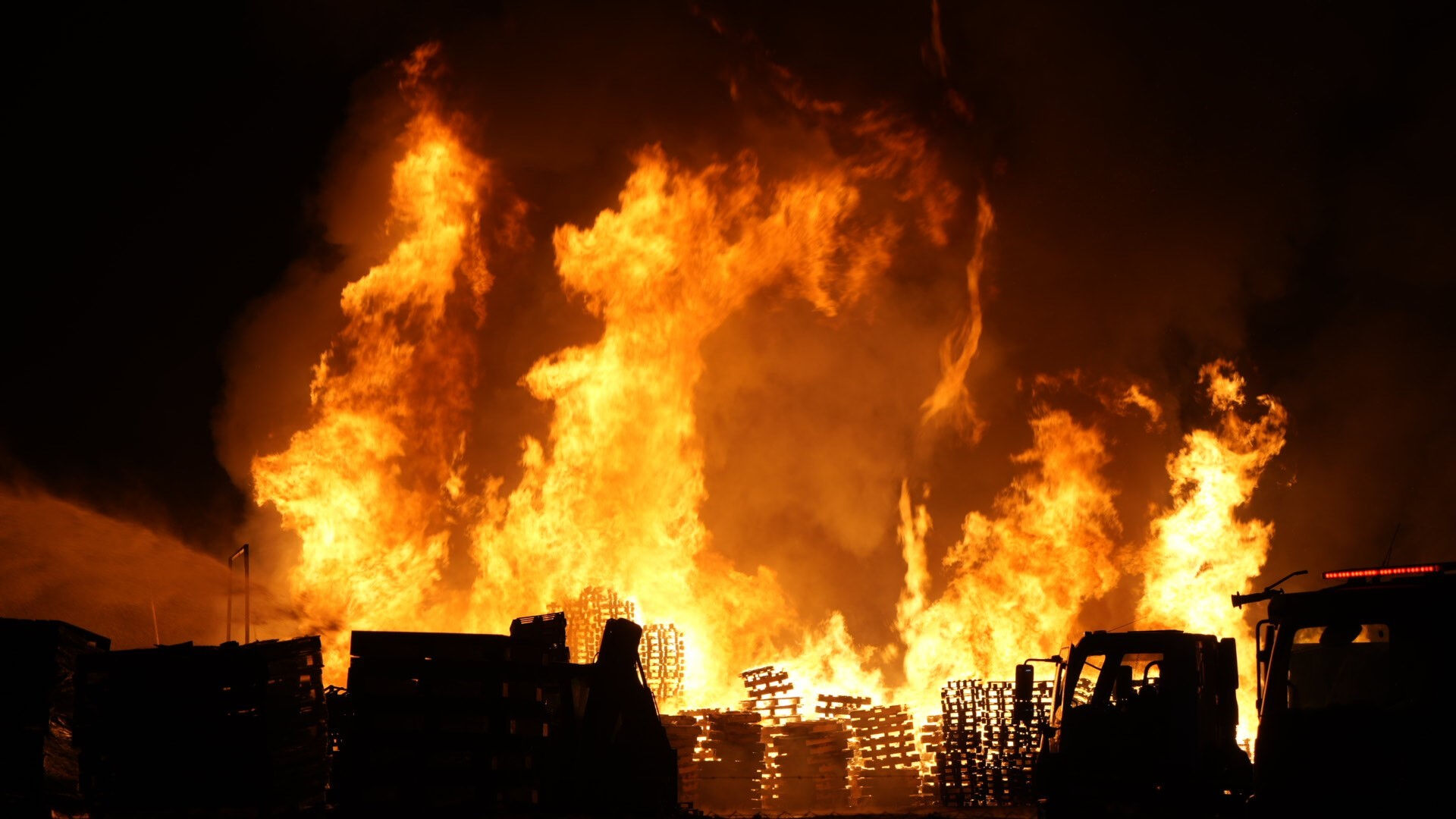 Bursa'da yürekleri ısıtan müdahale... Yangının ortasında bulundu - 1. Resim