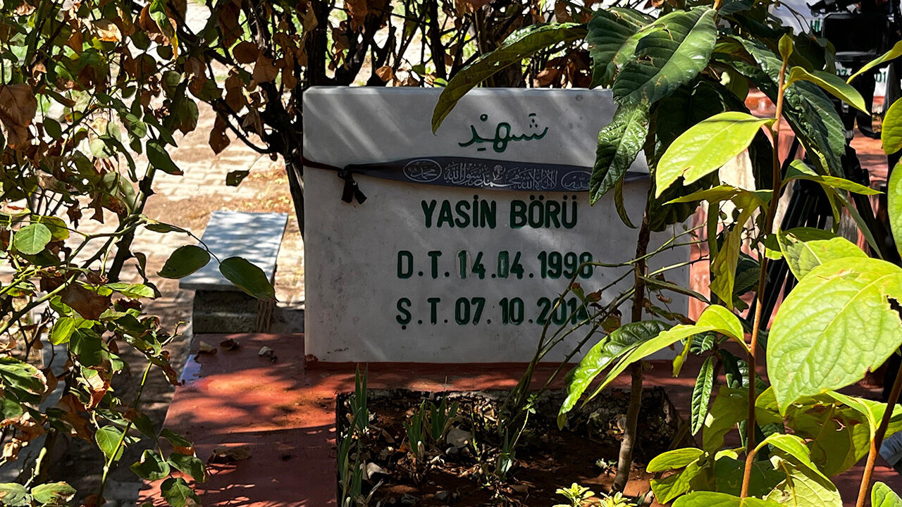 Diyarbakır'da vahşice katledilen Yasin Börü ve arkadaşları 10 yılın ardından unutulmadı Diyarbakır'da vahşice katledilen Yasin Börü ve arkadaşları 10 yılın ardından unutulmadı - 2. Resim