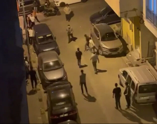 Düğünde çıkan laf atma tartışması Esenyurt sokaklarını savaş alanına çevirdi Düğünde çıkan laf atma tartışması Esenyurt sokaklarını savaş alanına çevirdi - 2. Resim