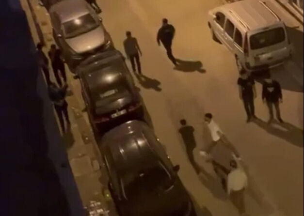 Düğünde çıkan laf atma tartışması Esenyurt sokaklarını savaş alanına çevirdi Düğünde çıkan laf atma tartışması Esenyurt sokaklarını savaş alanına çevirdi - 1. Resim