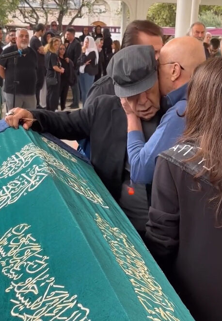 Mazhar Alanson’dan kızı Eda Alanson’a acı veda! Cenazede güçlükle ayakta durdu Mazhar Alanson’dan kızı Eda Alanson’a acı veda! Cenazede güçlükle ayakta durdu - 1. Resim