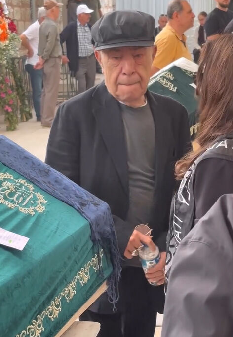 Mazhar Alanson’dan kızı Eda Alanson’a acı veda! Cenazede güçlükle ayakta durdu Mazhar Alanson’dan kızı Eda Alanson’a acı veda! Cenazede güçlükle ayakta durdu - 2. Resim