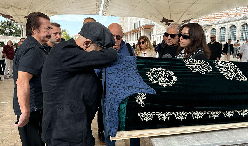 Mazhar Alanson’dan kızı Eda Alanson’a acı veda! Cenazede güçlükle ayakta durdu Mazhar Alanson’dan kızı Eda Alanson’a acı veda! Cenazede güçlükle ayakta durdu - 3. Resim