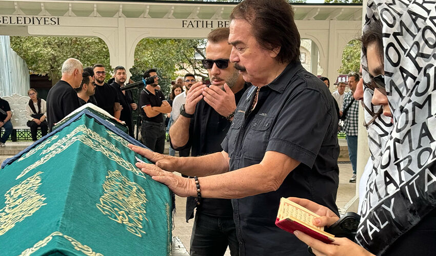 Mazhar Alanson’dan kızı Eda Alanson’a acı veda! Cenazede güçlükle ayakta durdu Mazhar Alanson’dan kızı Eda Alanson’a acı veda! Cenazede güçlükle ayakta durdu - 14. Resim