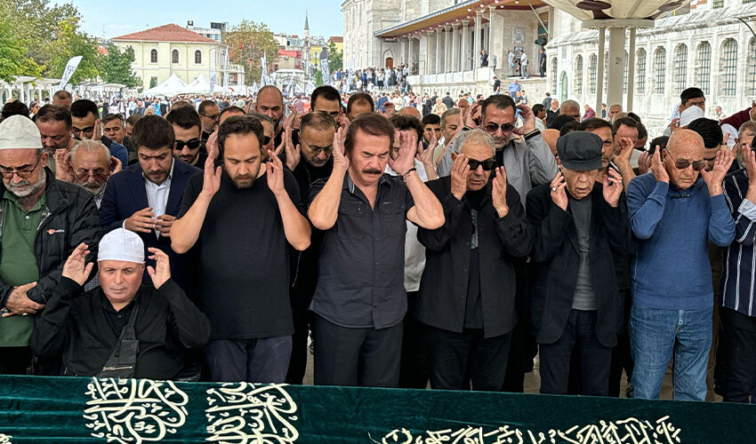 Mazhar Alanson’dan kızı Eda Alanson’a acı veda! Cenazede güçlükle ayakta durdu Mazhar Alanson’dan kızı Eda Alanson’a acı veda! Cenazede güçlükle ayakta durdu - 12. Resim