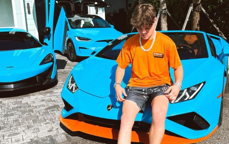 Ölümden döndü canlı yayına devam etti! Yağmurlu havada kaza yaptığı lüks araç pert oldu Ölümden döndü canlı yayına devam etti! Yağmurlu havada kaza yaptığı lüks araç pert oldu - 1. Resim