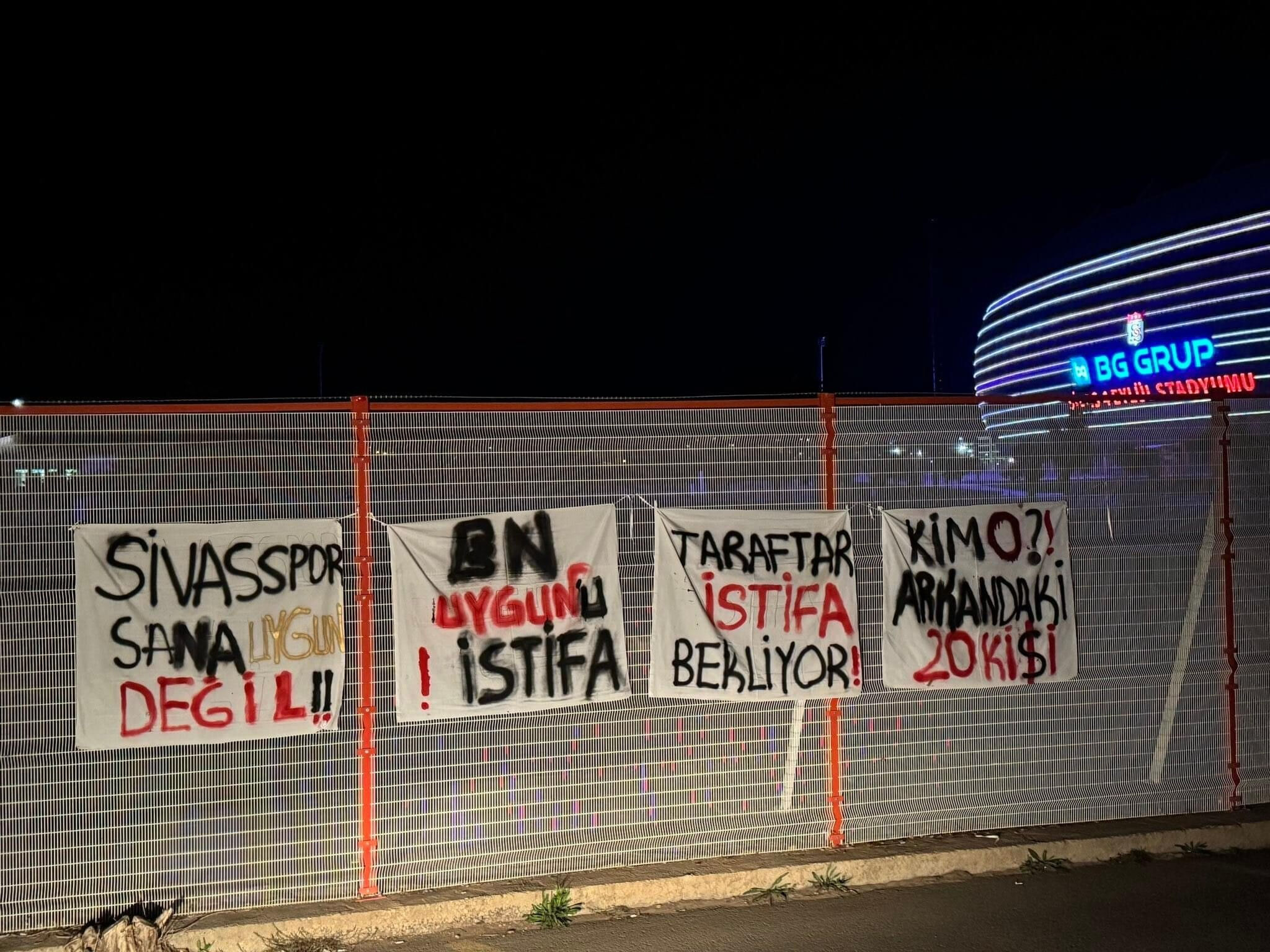 Sivasspor taraftarı Bülent Uygun’u istifaya çağırdı! Stada asılan pankartlar gündem oldu - 2. Resim