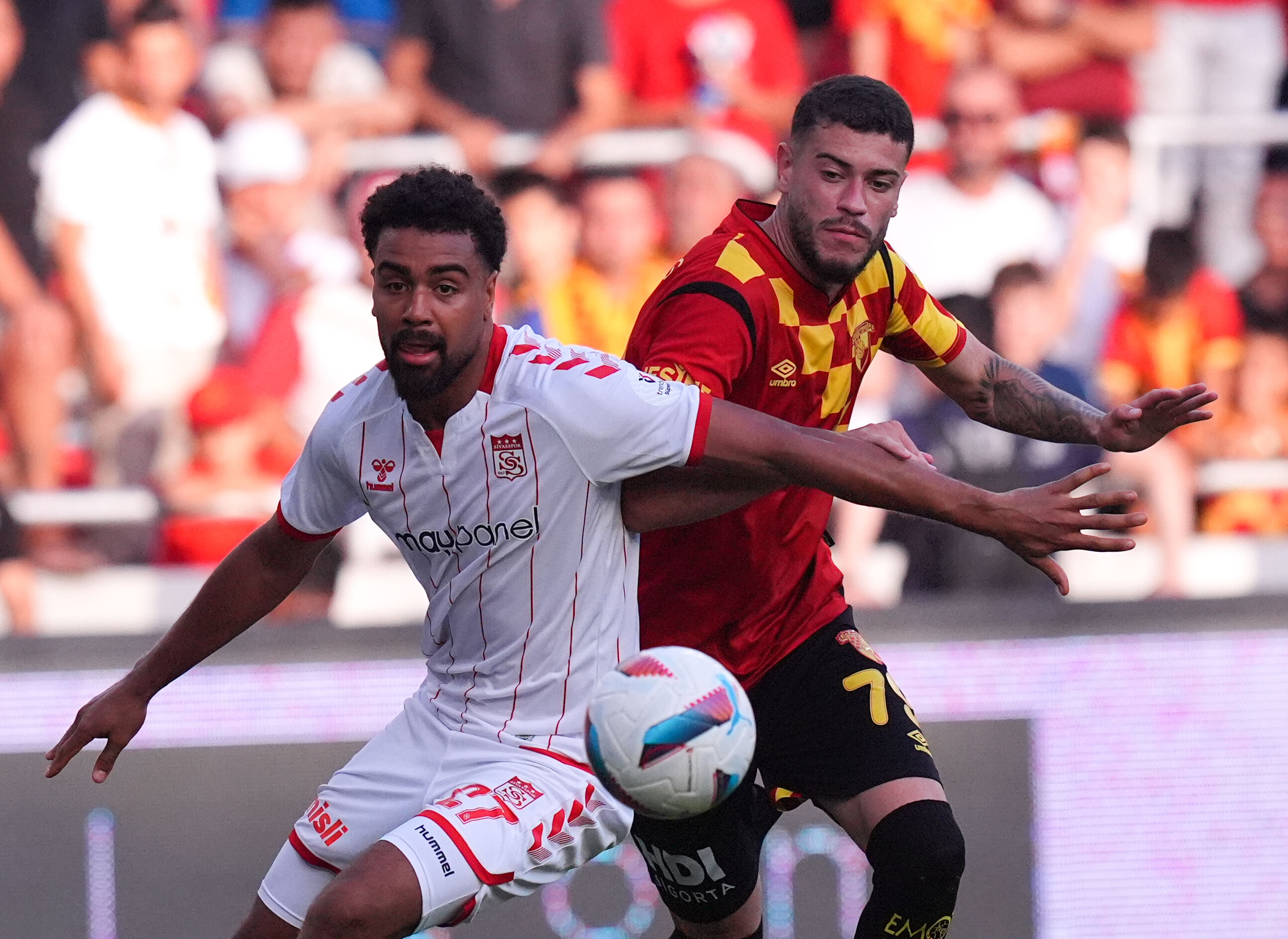 Sivasspor taraftarı Bülent Uygun’u istifaya çağırdı! Stada asılan pankartlar gündem oldu - 1. Resim