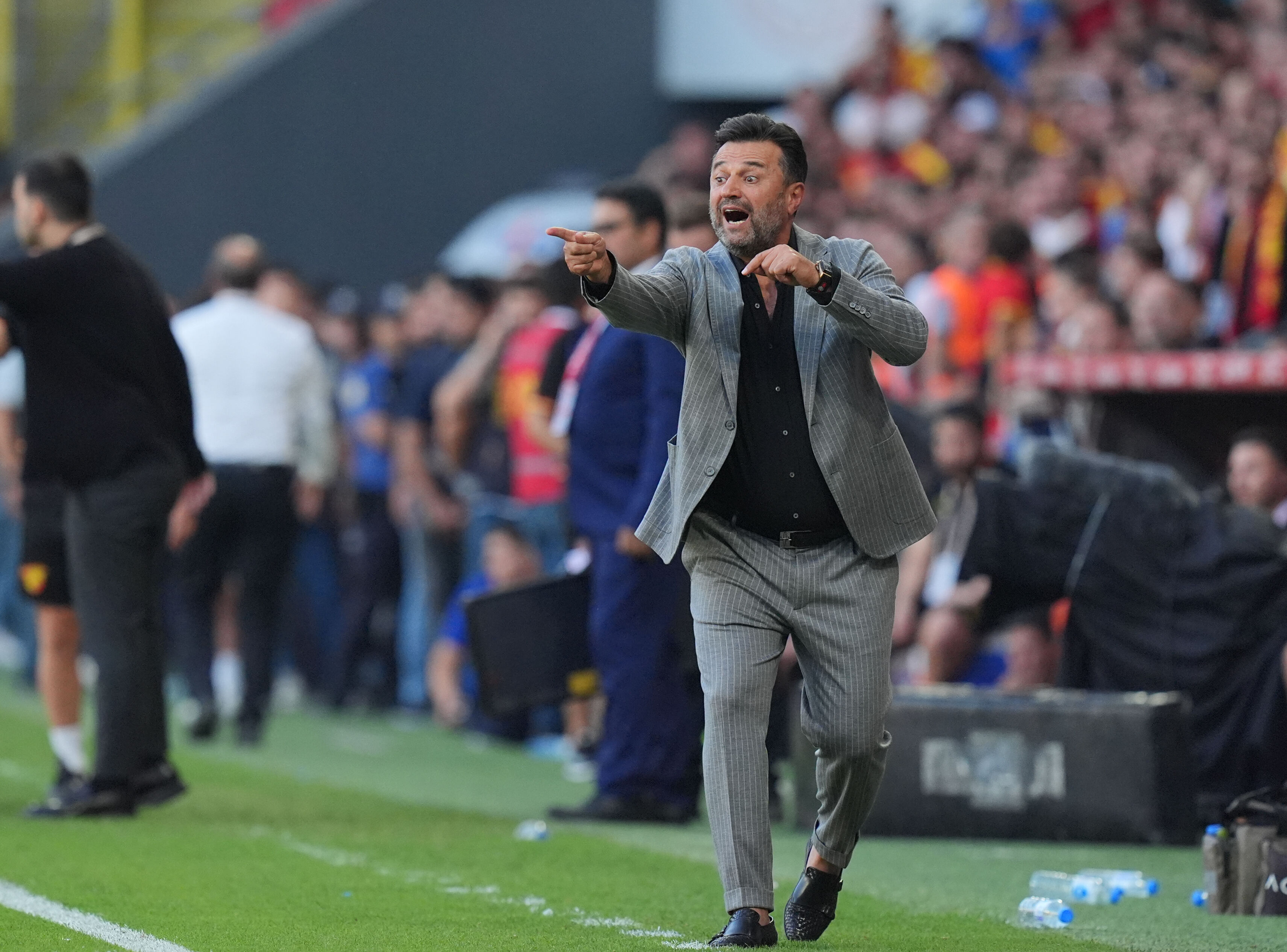 Sivasspor taraftarı Bülent Uygun’u istifaya çağırdı! Stada asılan pankartlar gündem oldu - 4. Resim