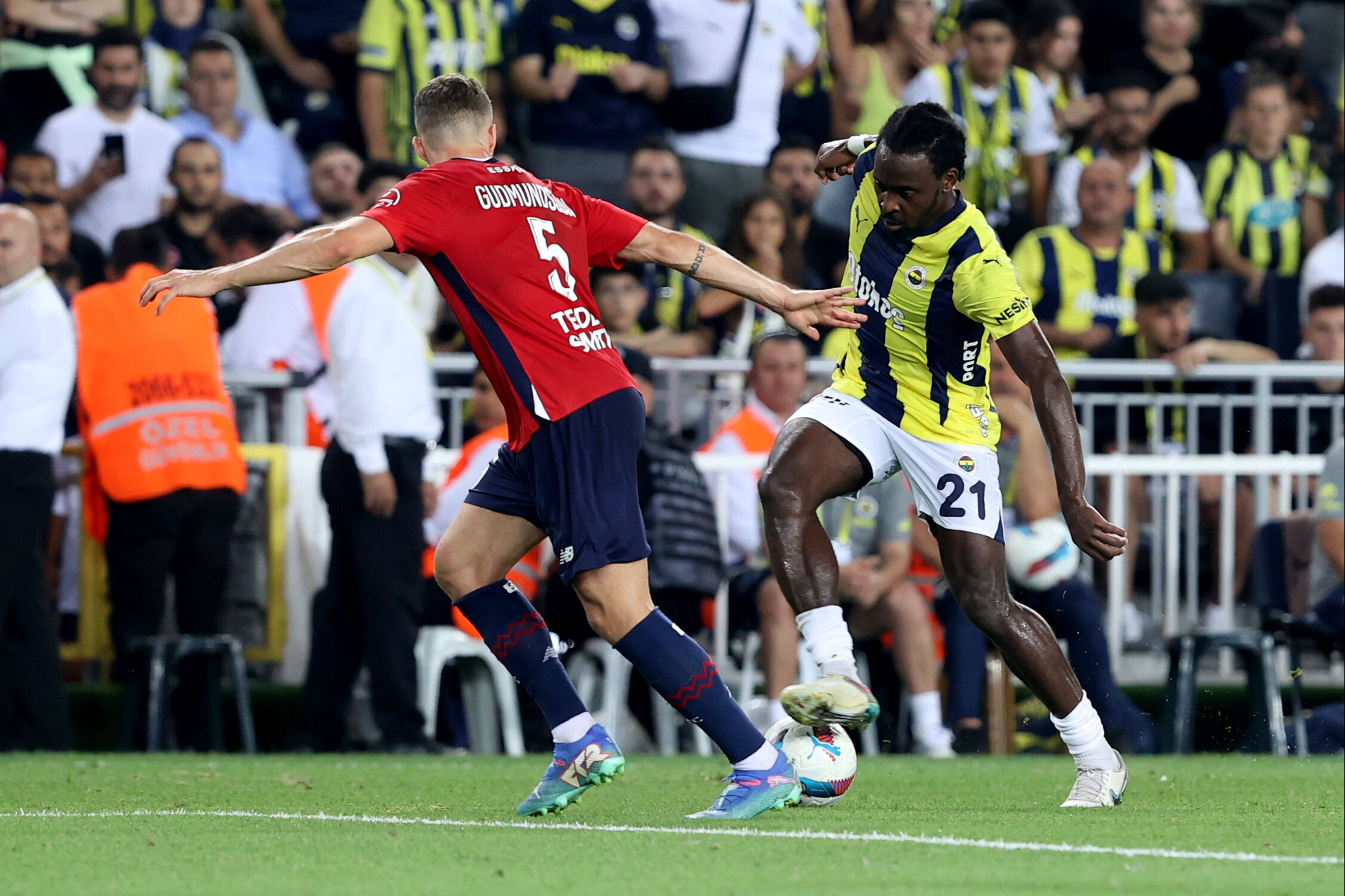 Süper Lig'in en değerli 11'i belli oldu! Beşiktaş'a şok, G.Saray ve F.Bahçe domine etti Süper Lig'in en değerli 11'i belli oldu! Beşiktaş'a şok, G.Saray ve F.Bahçe domine etti - 5. Resim