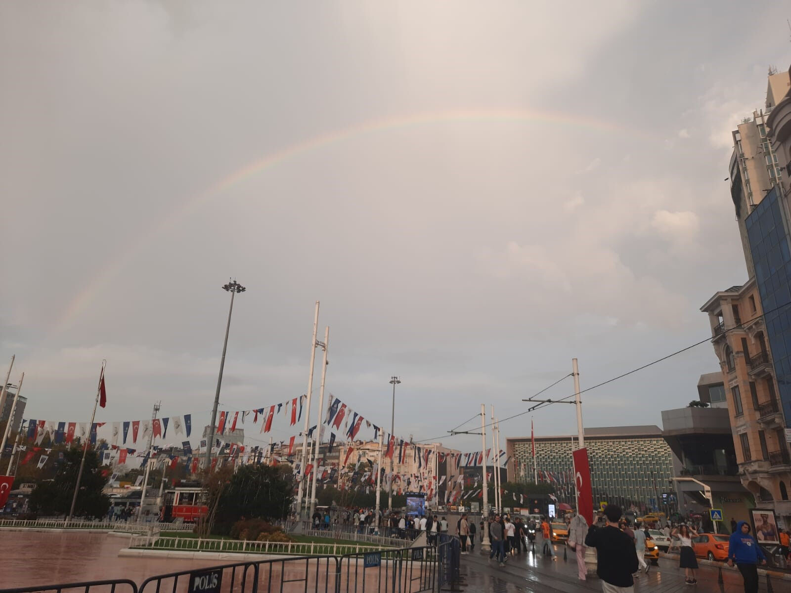Taksim'de yağmur aniden bastırdı, vatandaşlar zor anlar yaşadı - 3. Resim