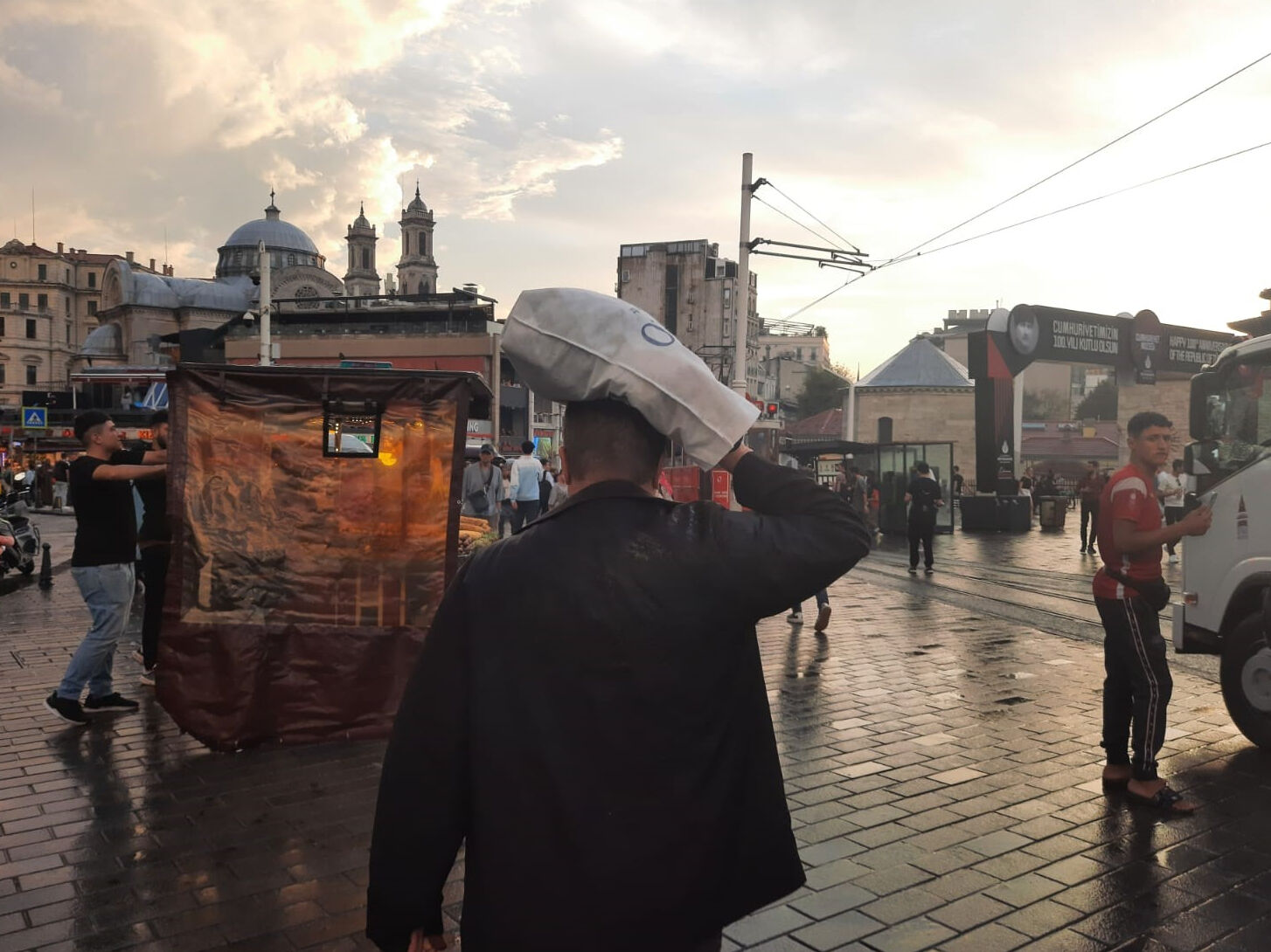 Taksim'de yağmur aniden bastırdı, vatandaşlar zor anlar yaşadı - 2. Resim