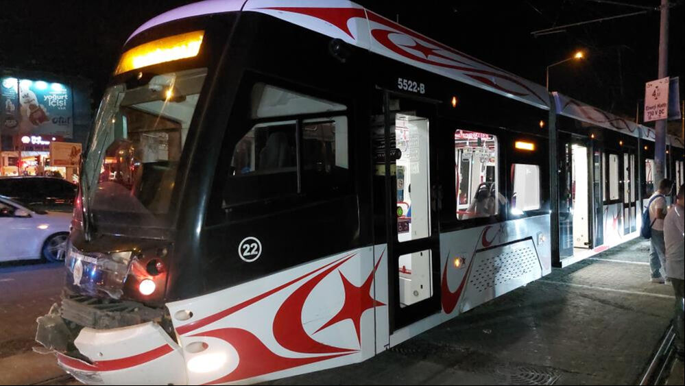 Tramvay ile ambulans çarpıştı! Yaralı sağlık çalışanları var Tramvay ile ambulans çarpıştı! Yaralı sağlık çalışanları var - 1. Resim