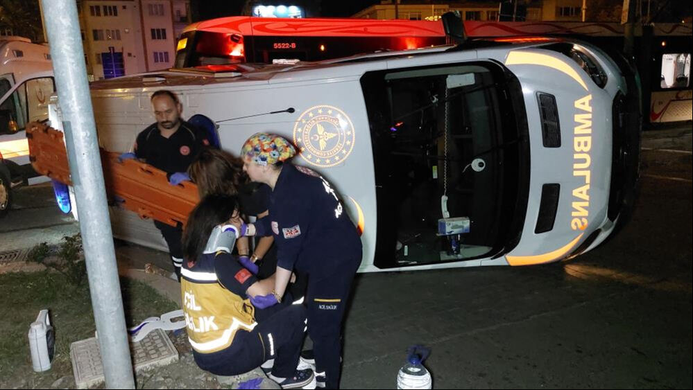 Tramvay ile ambulans çarpıştı! Yaralı sağlık çalışanları var Tramvay ile ambulans çarpıştı! Yaralı sağlık çalışanları var - 2. Resim