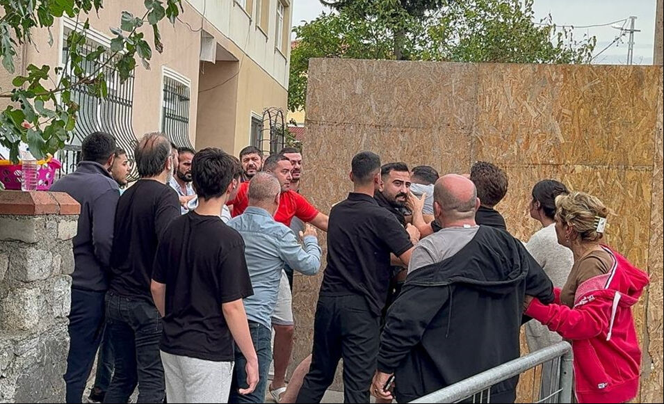 Üsküdar'da duvarı çöken apartmanın sakinleri birbirine girdi! - 1. Resim