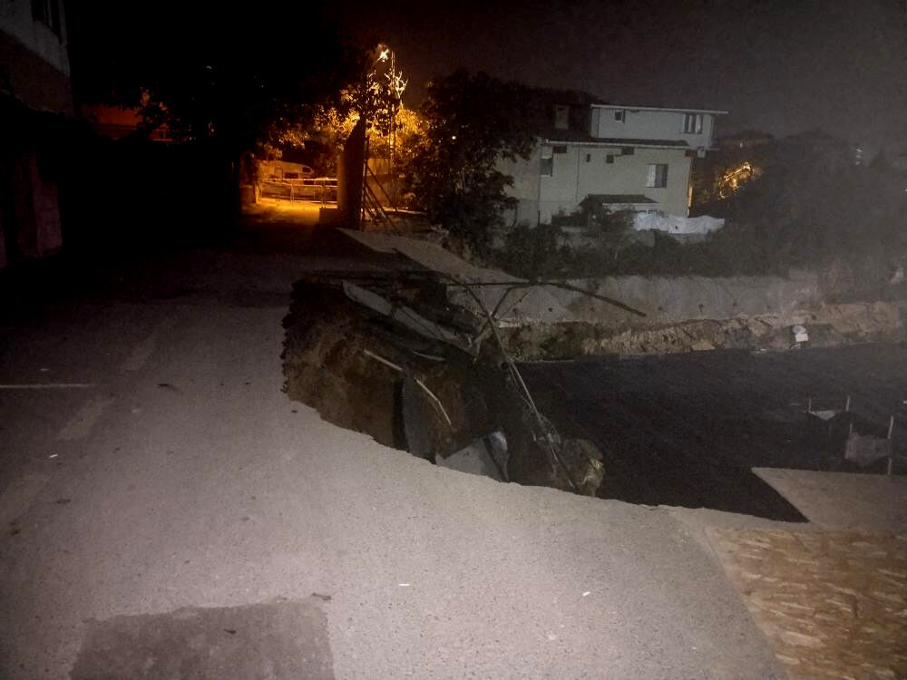 Üsküdar'da sıcak saatler! Yol çöktü, bir bina tahliye edildi - 2. Resim