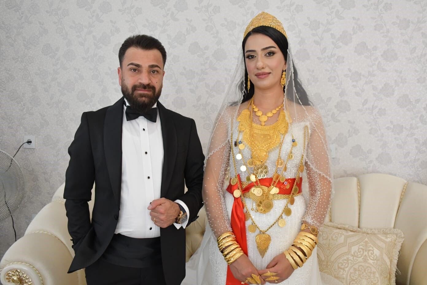 Van'da aşiret düğünün geline kilolarca altın, damada milyonlarca lira takıldı - 2. Resim