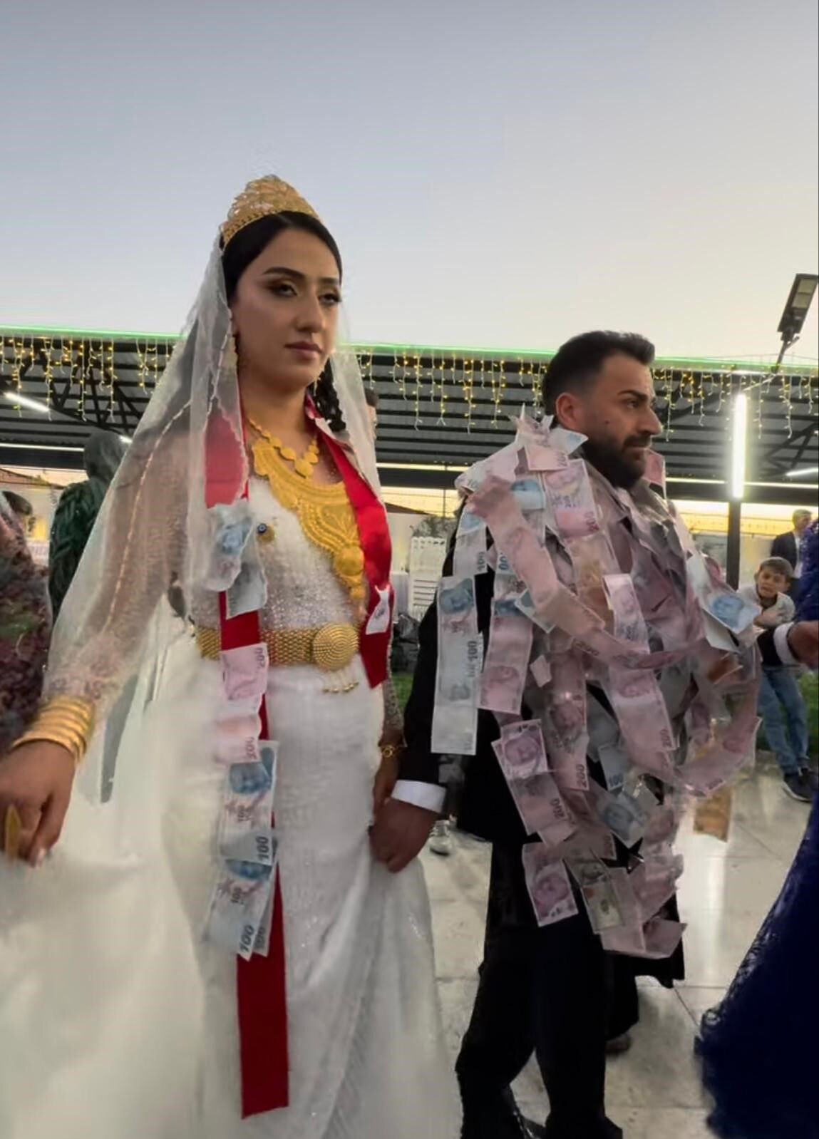 Van'da aşiret düğünün geline kilolarca altın, damada milyonlarca lira takıldı - 3. Resim