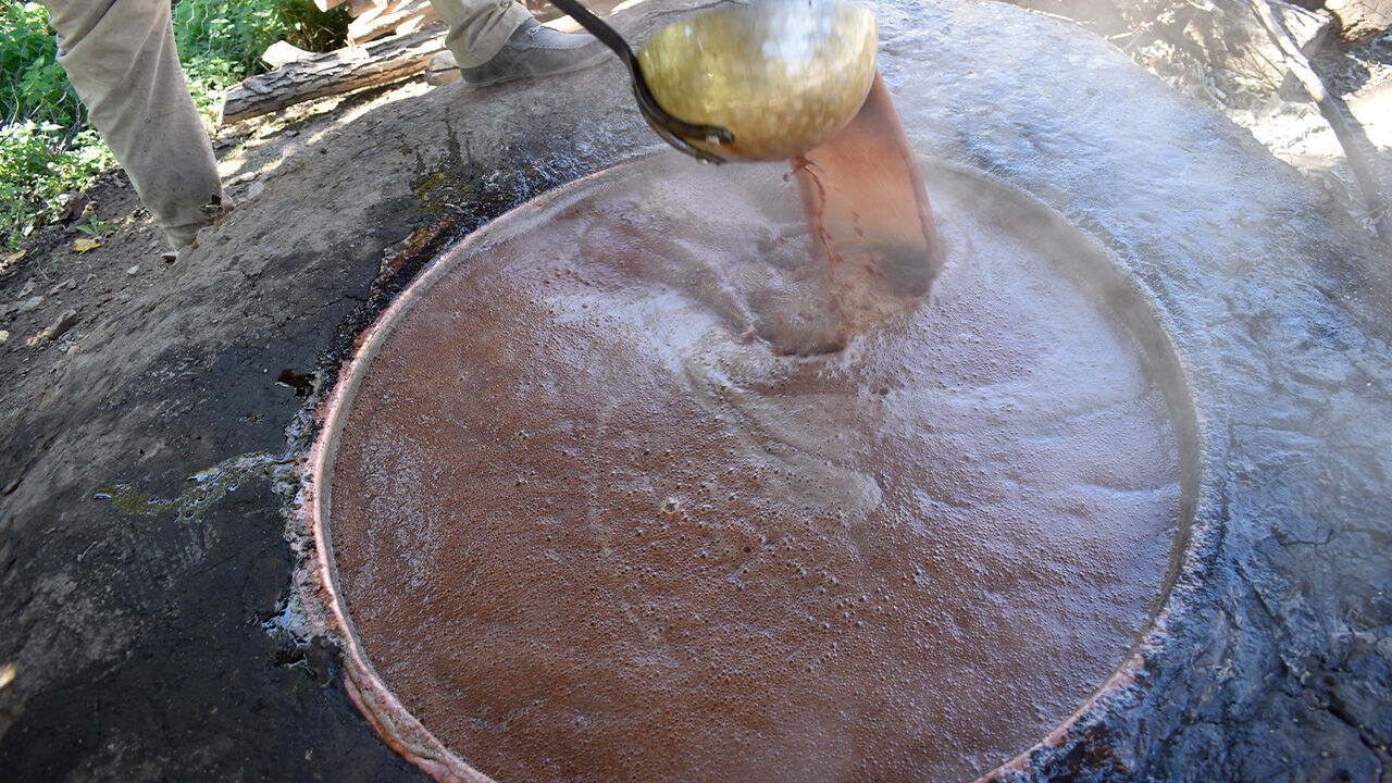 100 litre üzüm suyundan 40 litre çıkıyor! Asırlardır geleneksel yöntemlerle Bitlis pekmezi yapıyorlar - 6. Resim