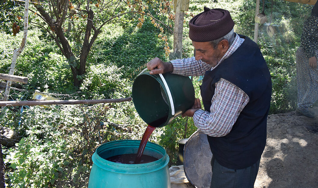 100 litre üzüm suyundan 40 litre çıkıyor! Asırlardır geleneksel yöntemlerle Bitlis pekmezi yapıyorlar - 4. Resim
