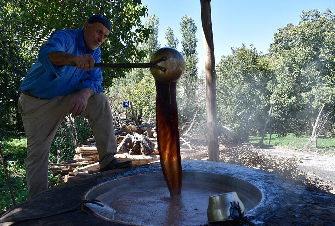100 litre üzüm suyundan 40 litre çıkıyor! Asırlardır geleneksel yöntemlerle Bitlis pekmezi yapıyorlar - 5. Resim