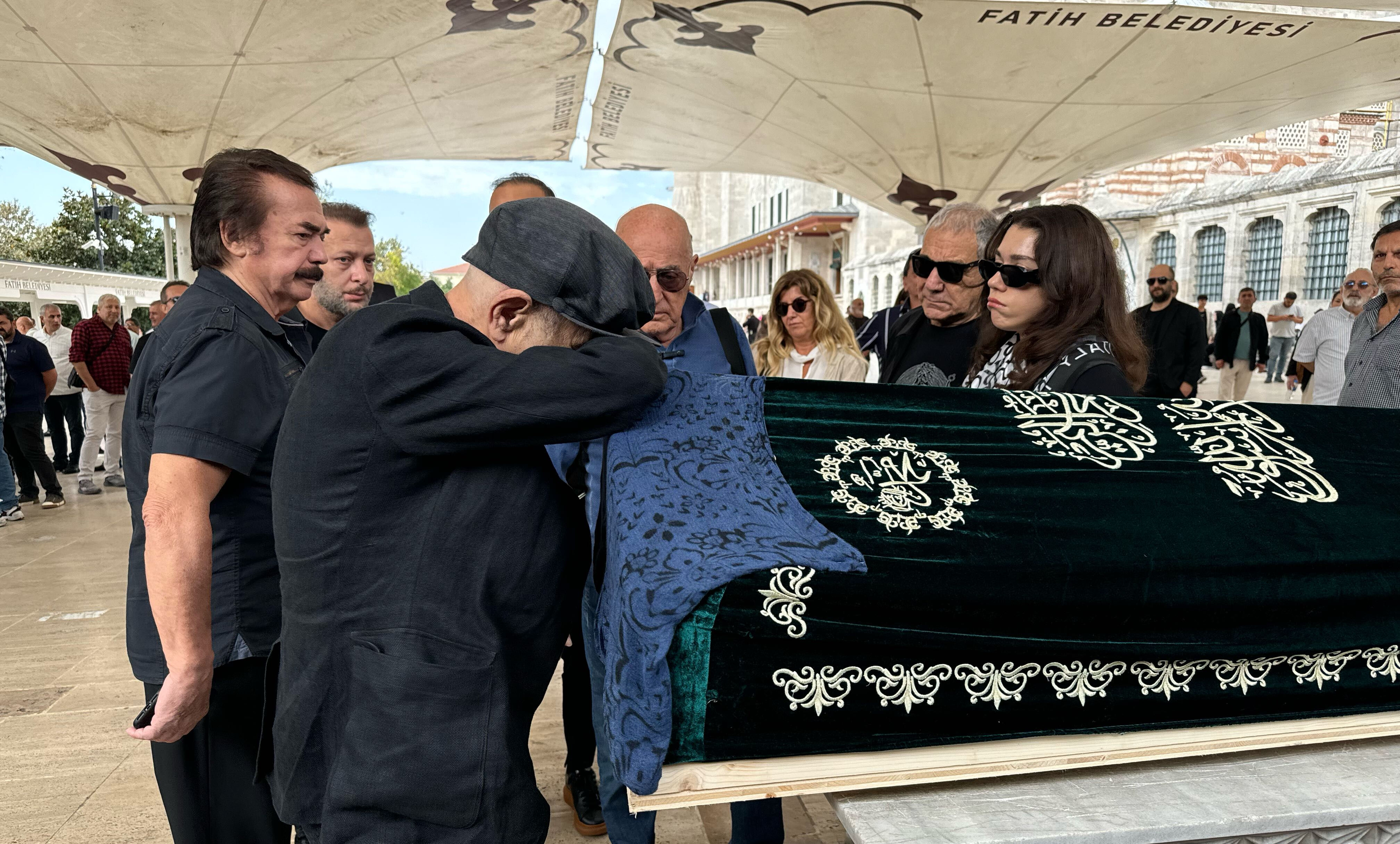 50 yaşında vefat eden Melek Eda Alanson'un hastalığının kanser olduğu belirtildi 50 yaşında vefat eden Melek Eda Alanson'un hastalığının kanser olduğu belirtildi - 1. Resim