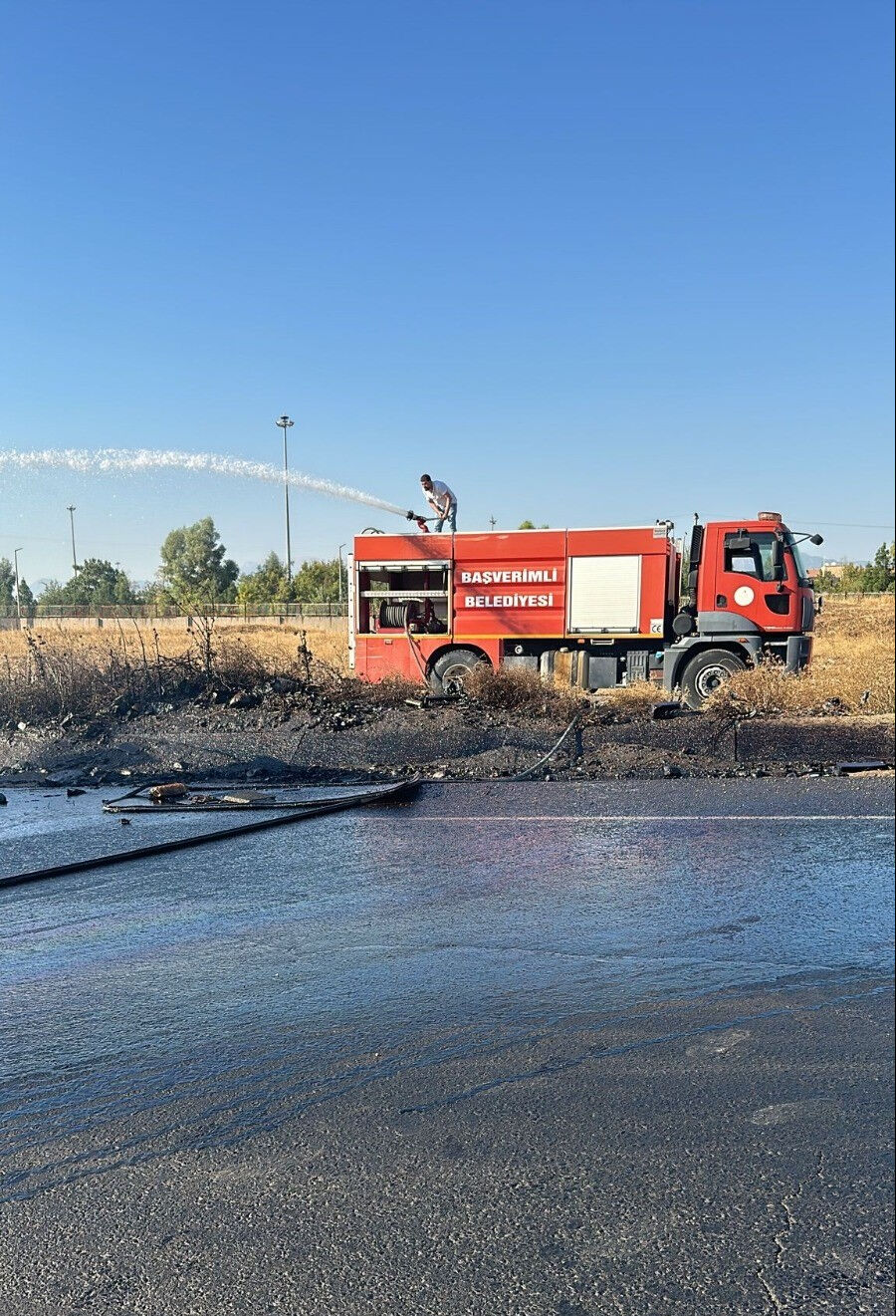 Akaryakıt tankeri devrildi! Silopi'de büyük faciadan dönüldü - 1. Resim