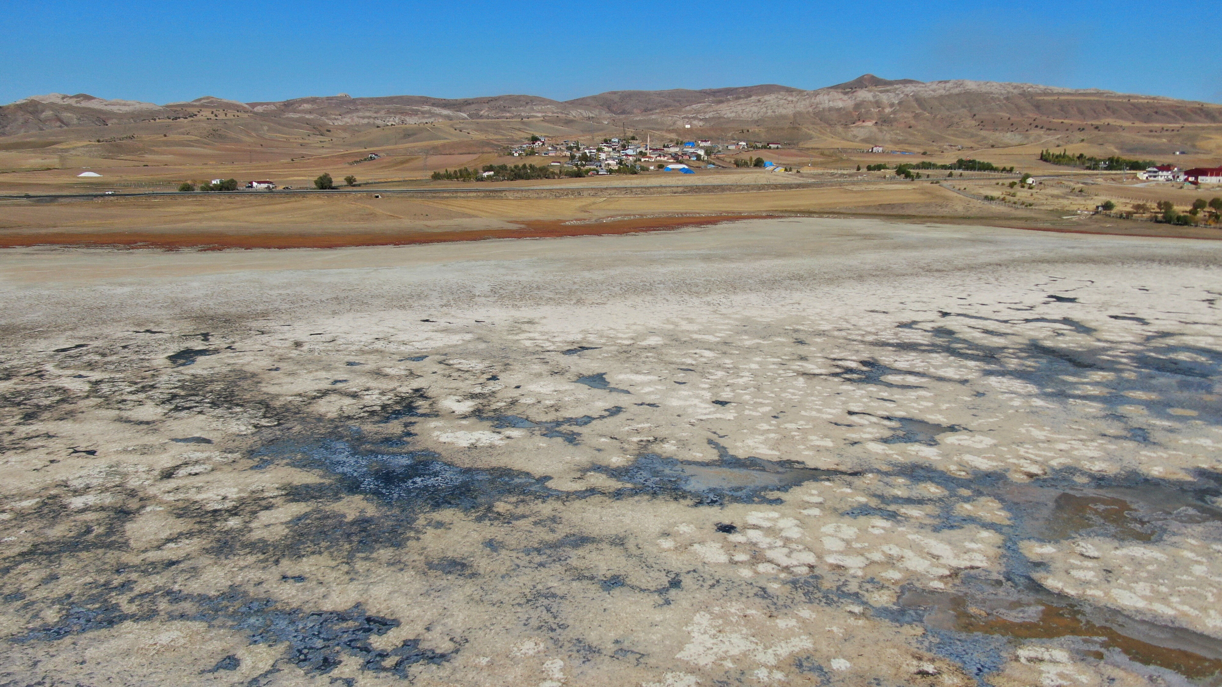 Bingöl gölünde bir damla su kalmadı, köylü bunu 'sevgi, saygıya' bağladı Bingöl gölünde bir damla su kalmadı, köylü bunu 'sevgi, saygıya' bağladı - 1. Resim