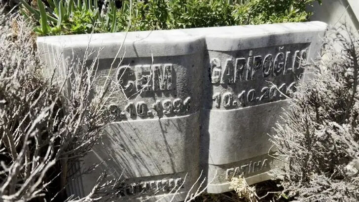 Cem Garipoğlu'nun mezarı adli tıpçıları bile şaşkına çevirdi! Turgut Özal detayı dikkat çekti Cem Garipoğlu'nun mezarı adli tıpçıları bile şaşkına çevirdi! Turgut Özal detayı dikkat çekti - 3. Resim
