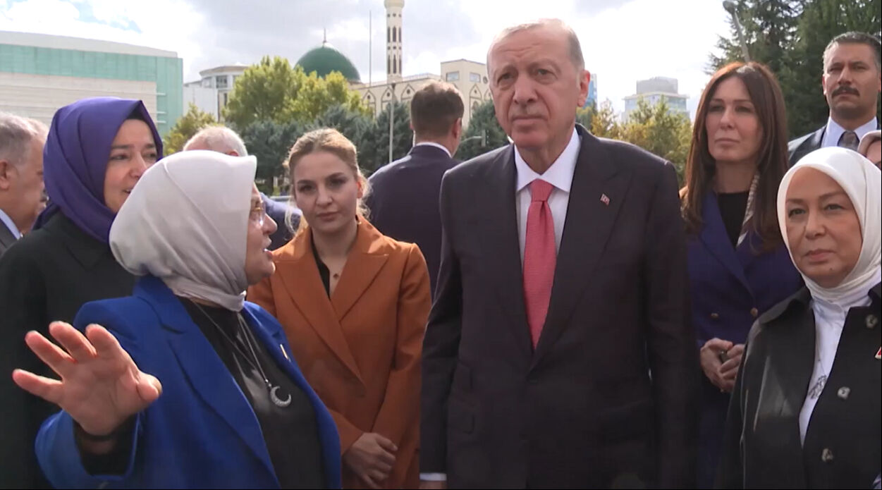 Cumhurbaşkanı Erdoğan "Soykırımın Gölgesinde Bir Yıl" panosunu ziyaret etti - 1. Resim