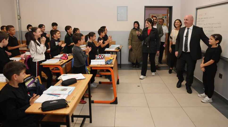 Darıca'da sınıf başkanı seçen küçük Belinay sözünü tuttu! Belediye Başkanı Muzaffer Bıyık'tan sürpriz ziyaret Darıca'da sınıf başkanı seçen küçük Belinay sözünü tuttu! Belediye Başkanı Muzaffer Bıyık'tan sürpriz ziyaret - 1. Resim