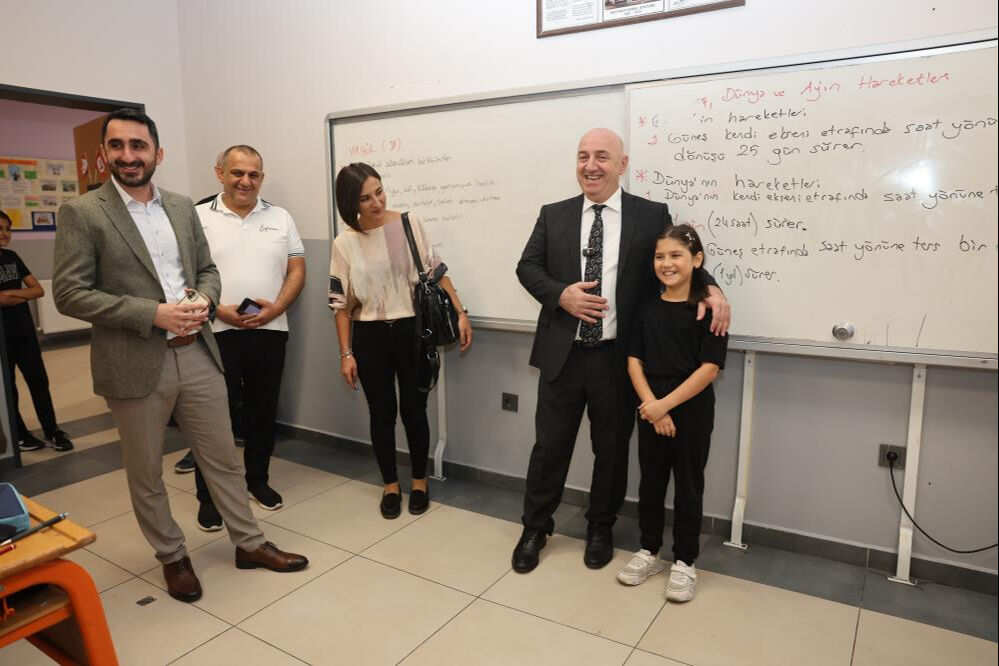 Darıca'da sınıf başkanı seçen küçük Belinay sözünü tuttu! Belediye Başkanı Muzaffer Bıyık'tan sürpriz ziyaret Darıca'da sınıf başkanı seçen küçük Belinay sözünü tuttu! Belediye Başkanı Muzaffer Bıyık'tan sürpriz ziyaret - 2. Resim