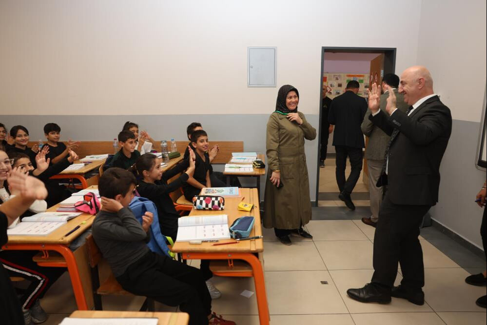 Darıca'da sınıf başkanı seçen küçük Belinay sözünü tuttu! Belediye Başkanı Muzaffer Bıyık'tan sürpriz ziyaret Darıca'da sınıf başkanı seçen küçük Belinay sözünü tuttu! Belediye Başkanı Muzaffer Bıyık'tan sürpriz ziyaret - 3. Resim