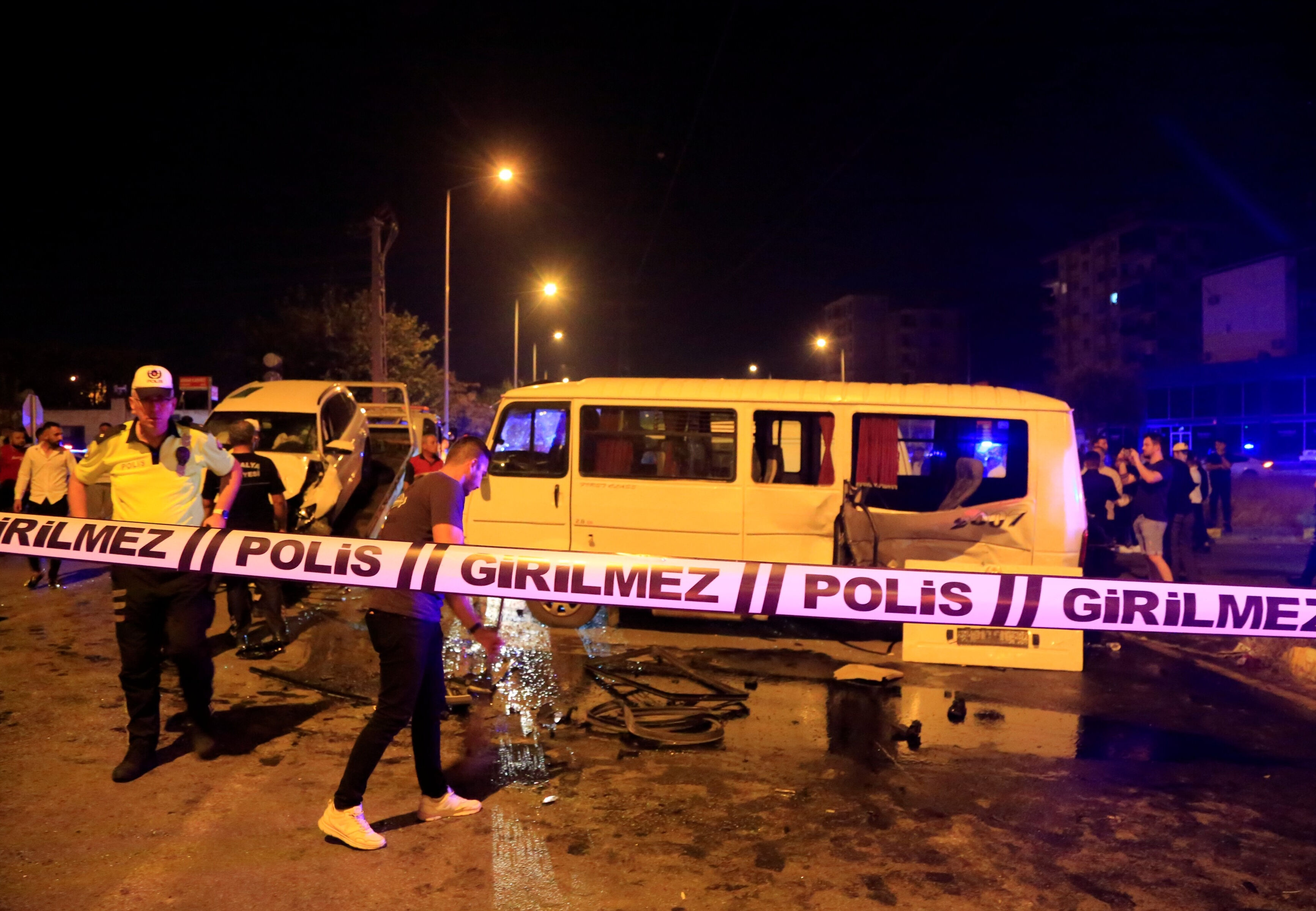 Düğün dönüşü feci kaza! Yola savruldular, çok sayıda yaralı var - 1. Resim