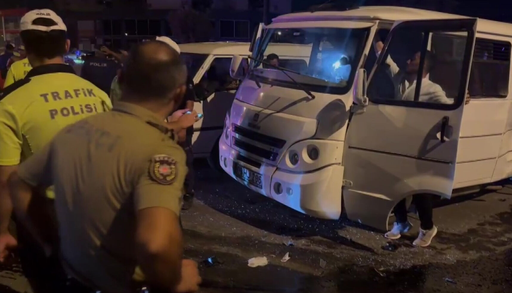 Düğün dönüşü feci kaza! Yola savruldular, çok sayıda yaralı var - 2. Resim