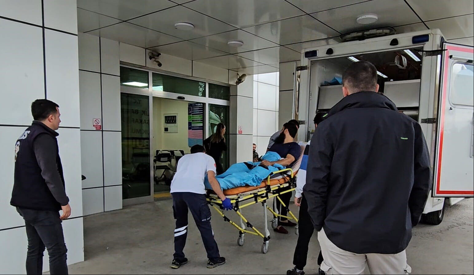 Film gibi olay! Kavgayı ayırayım derken 4 kişiyi silahla vurdu - 3. Resim