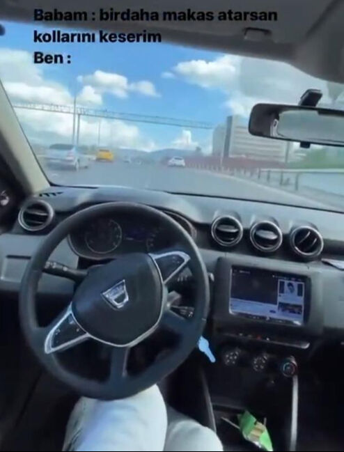İzmir'de direksiyonu dizi ile kontrol ederken makas atan sürücünün görüntüleri olay oldu İzmir'de direksiyonu dizi ile kontrol ederken makas atan sürücünün görüntüleri olay oldu - 2. Resim